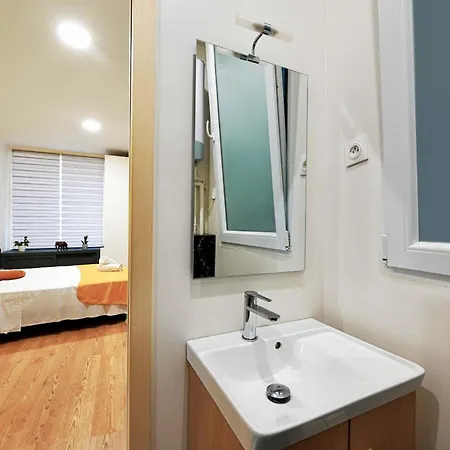 Modern Bright And Fully Renovated