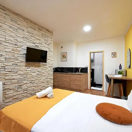 Modern Bright And Fully Renovated